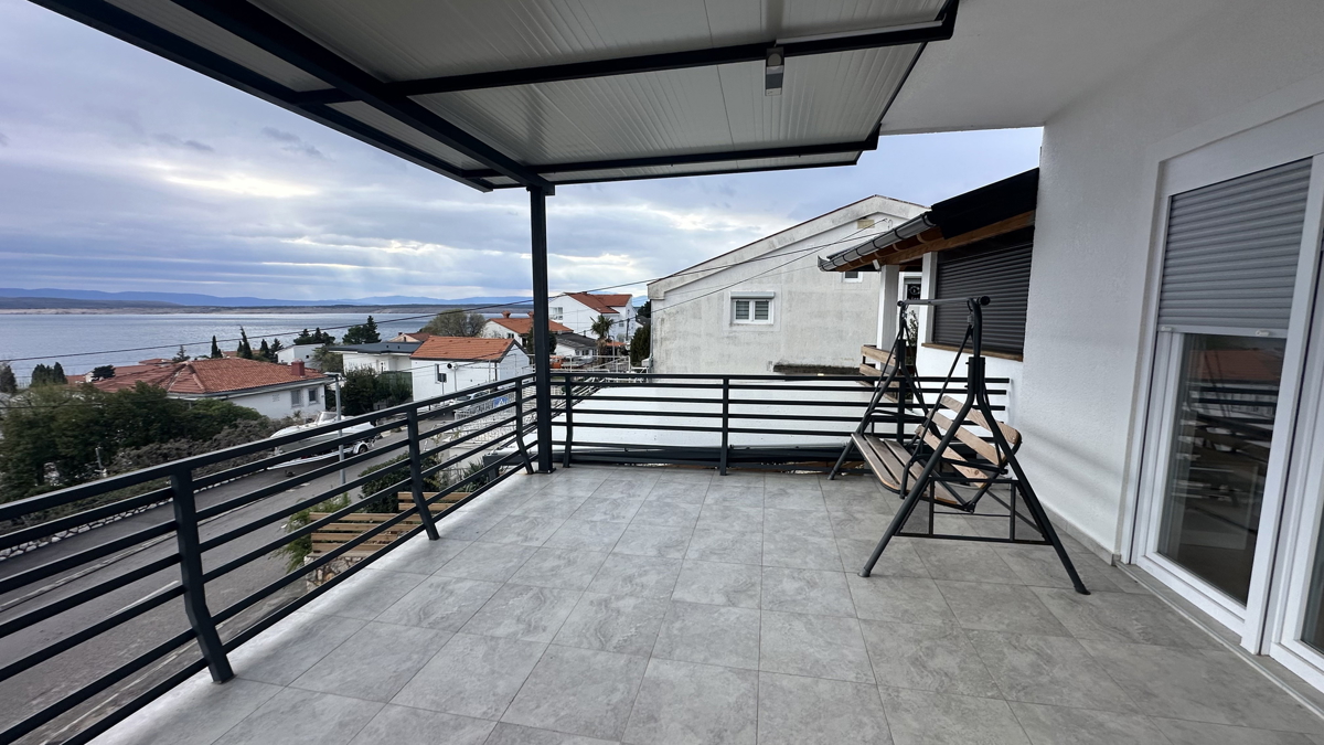 Sončno stanovanje s pogledom na morje in dvema terasama – 250 m od plaže, Dramalj