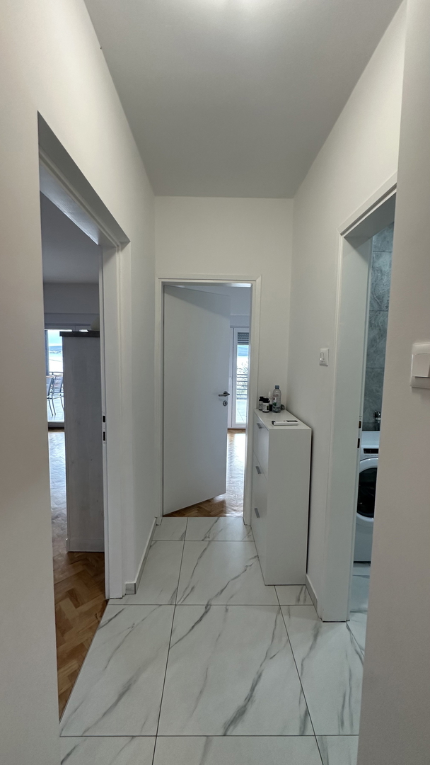 Sončno stanovanje s pogledom na morje in dvema terasama – 250 m od plaže, Dramalj