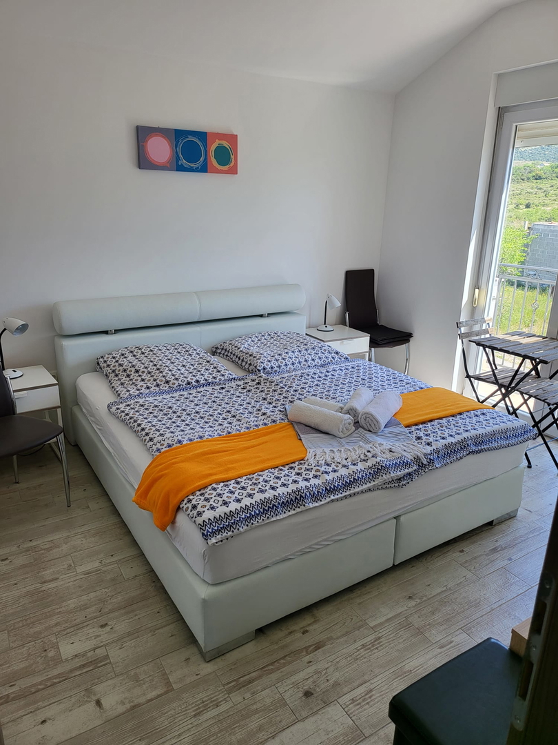 Hiša z bazenom, garažo in veliko parcelo – Tinj