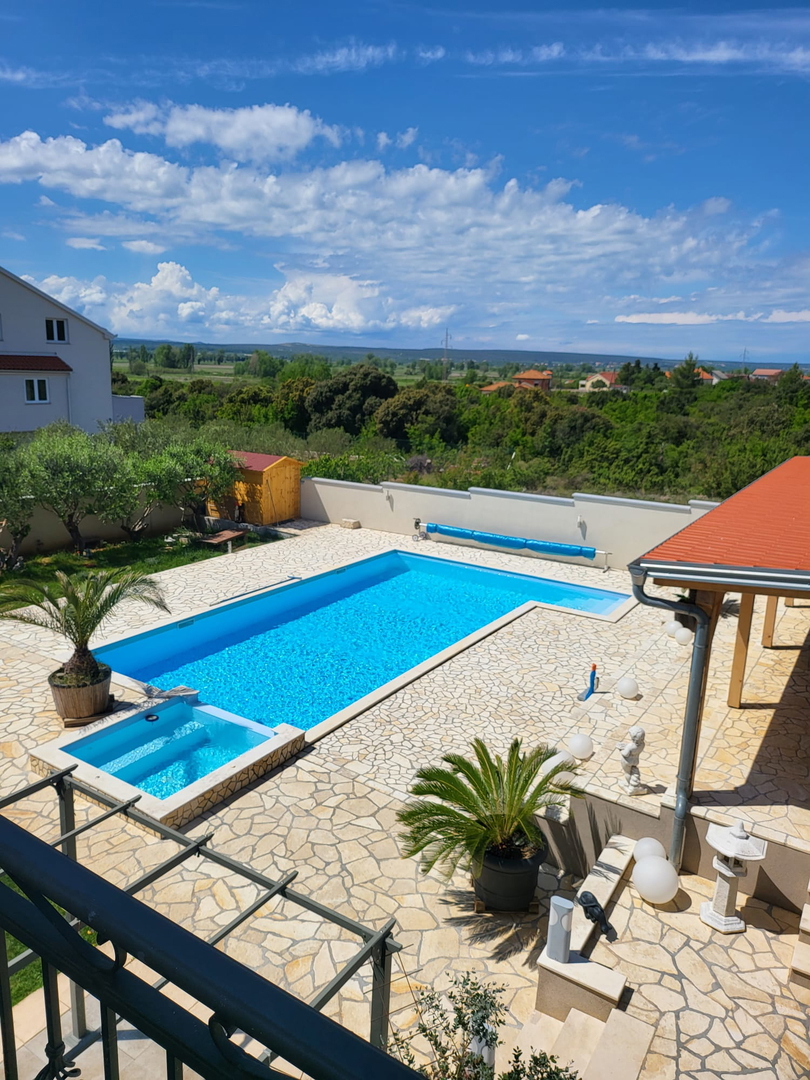 Hiša z bazenom, garažo in veliko parcelo – Tinj