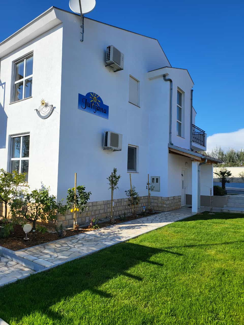 Hiša z bazenom, garažo in veliko parcelo – Tinj