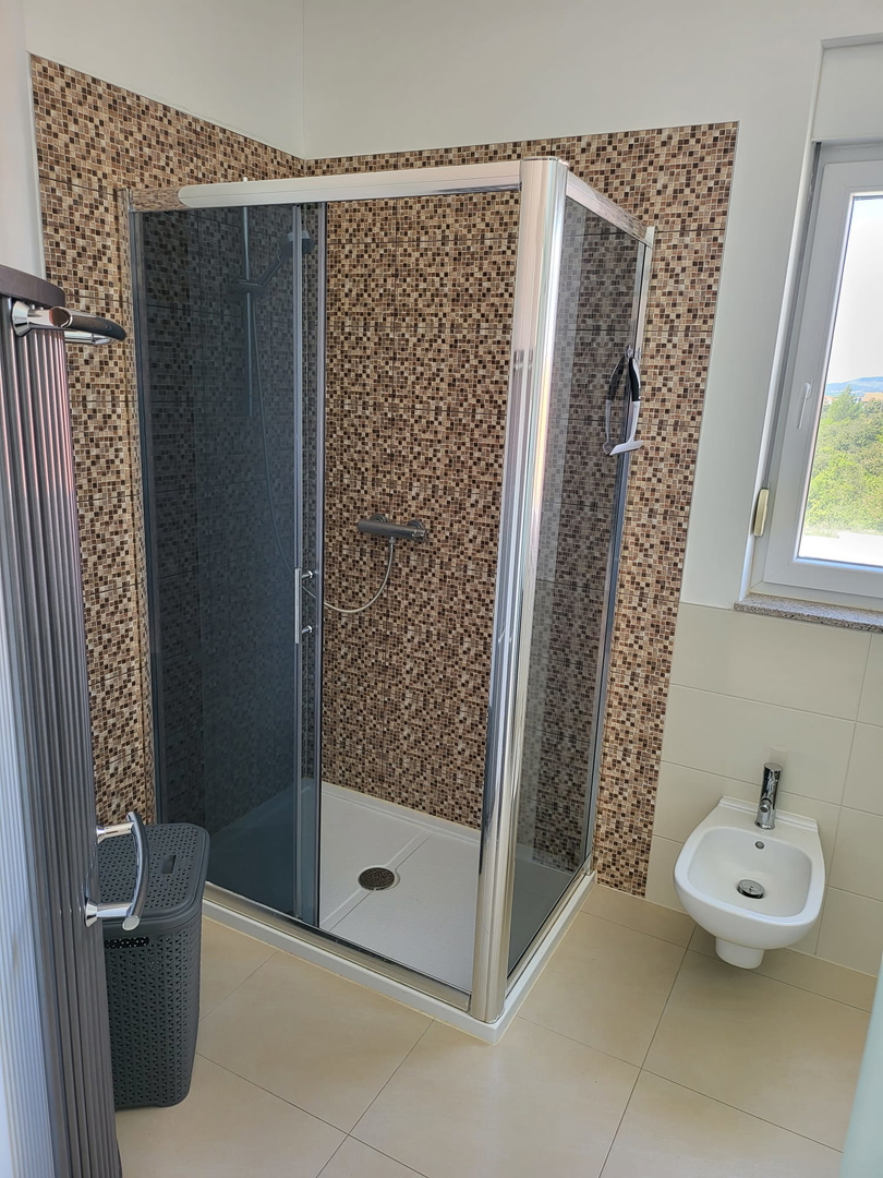 Hiša z bazenom, garažo in veliko parcelo – Tinj