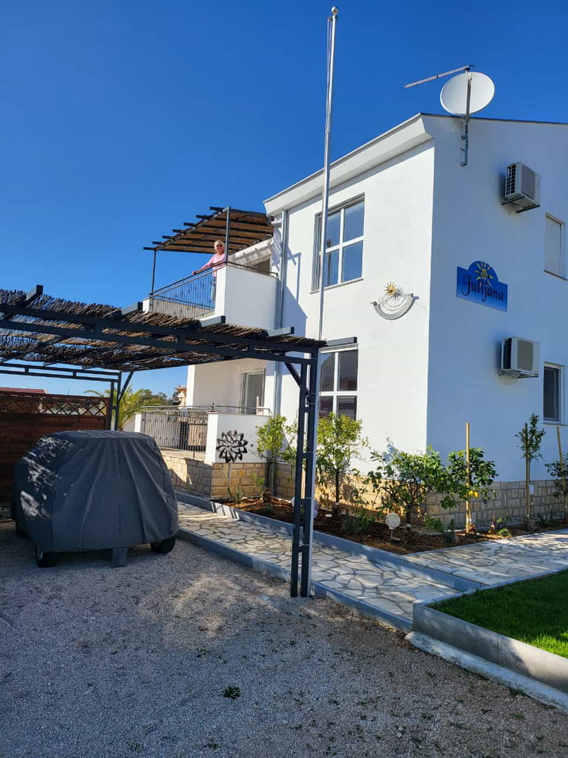 Hiša z bazenom, garažo in veliko parcelo – Tinj