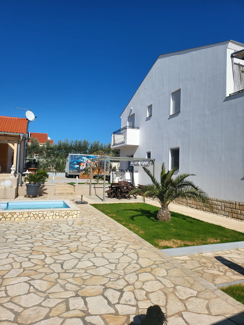 Hiša z bazenom, garažo in veliko parcelo – Tinj