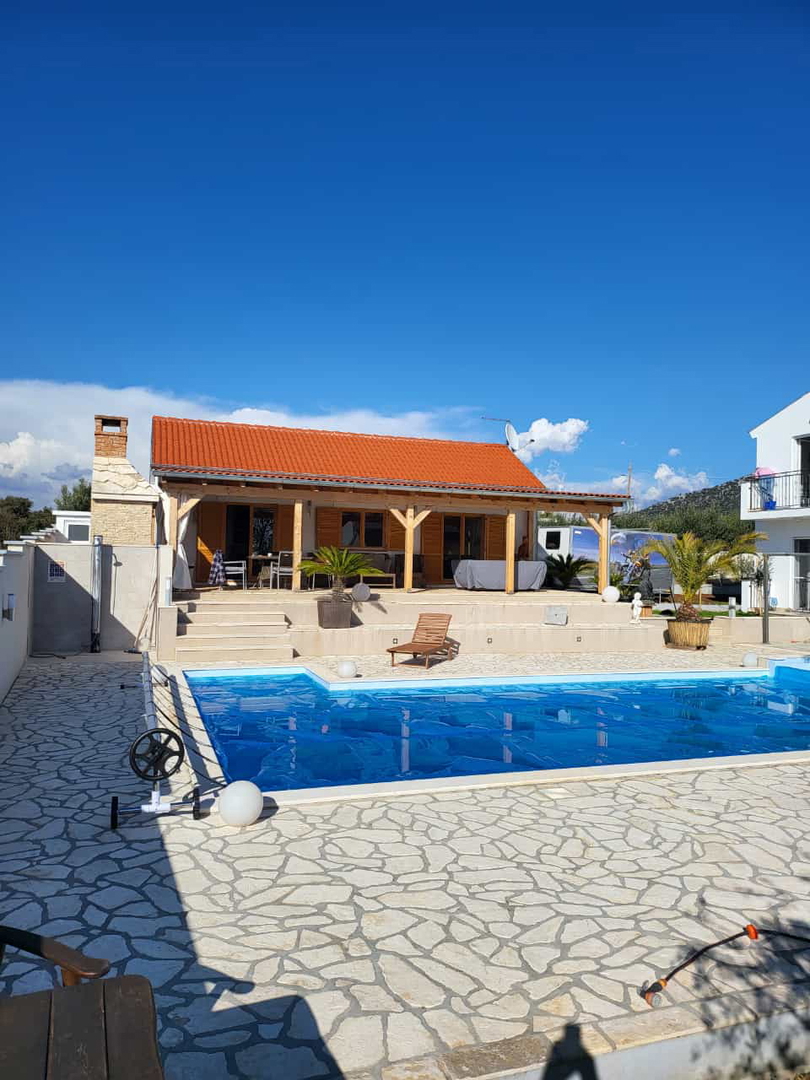 Hiša z bazenom, garažo in veliko parcelo – Tinj