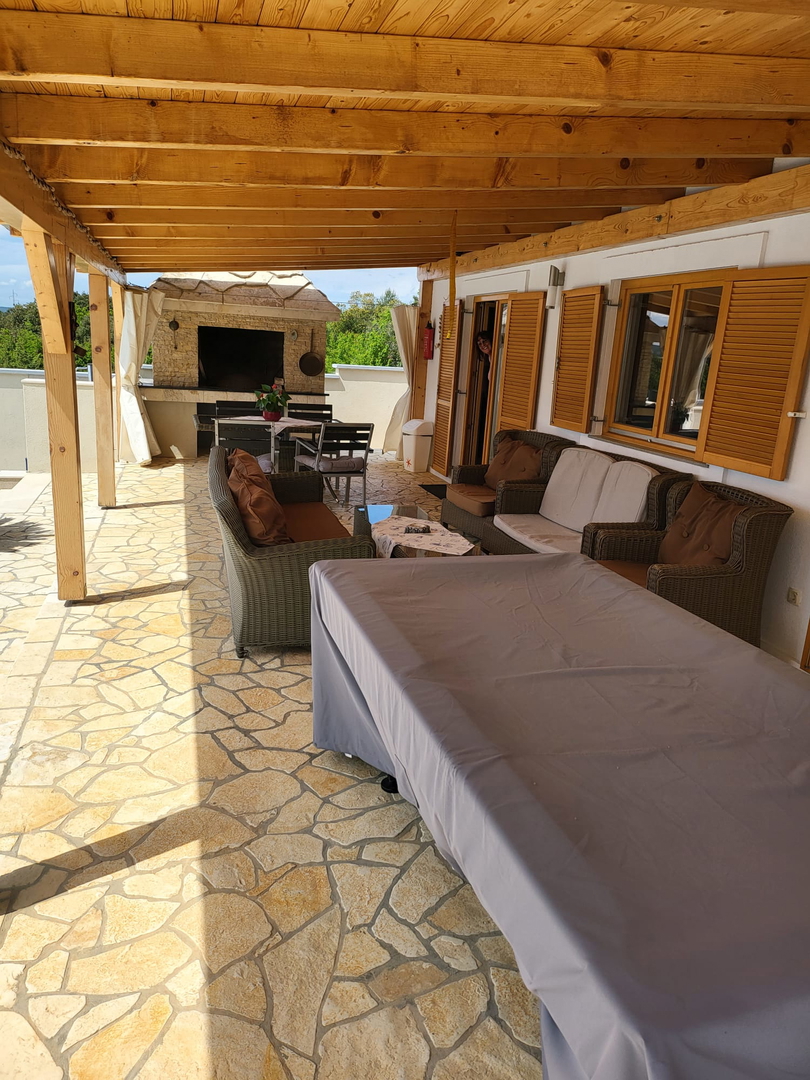 Hiša z bazenom, garažo in veliko parcelo – Tinj