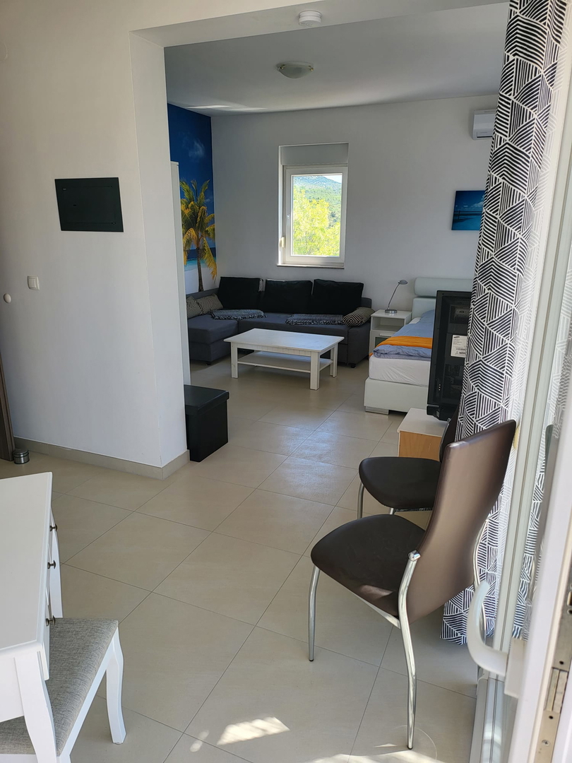 Hiša z bazenom, garažo in veliko parcelo – Tinj