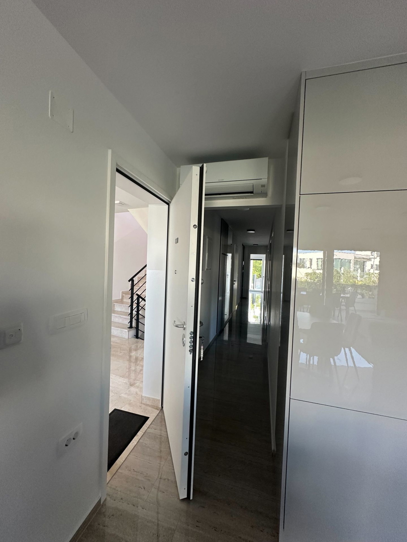 Luksuzni apartma z bazenom, pogled na morje, blizina morja - Malinska