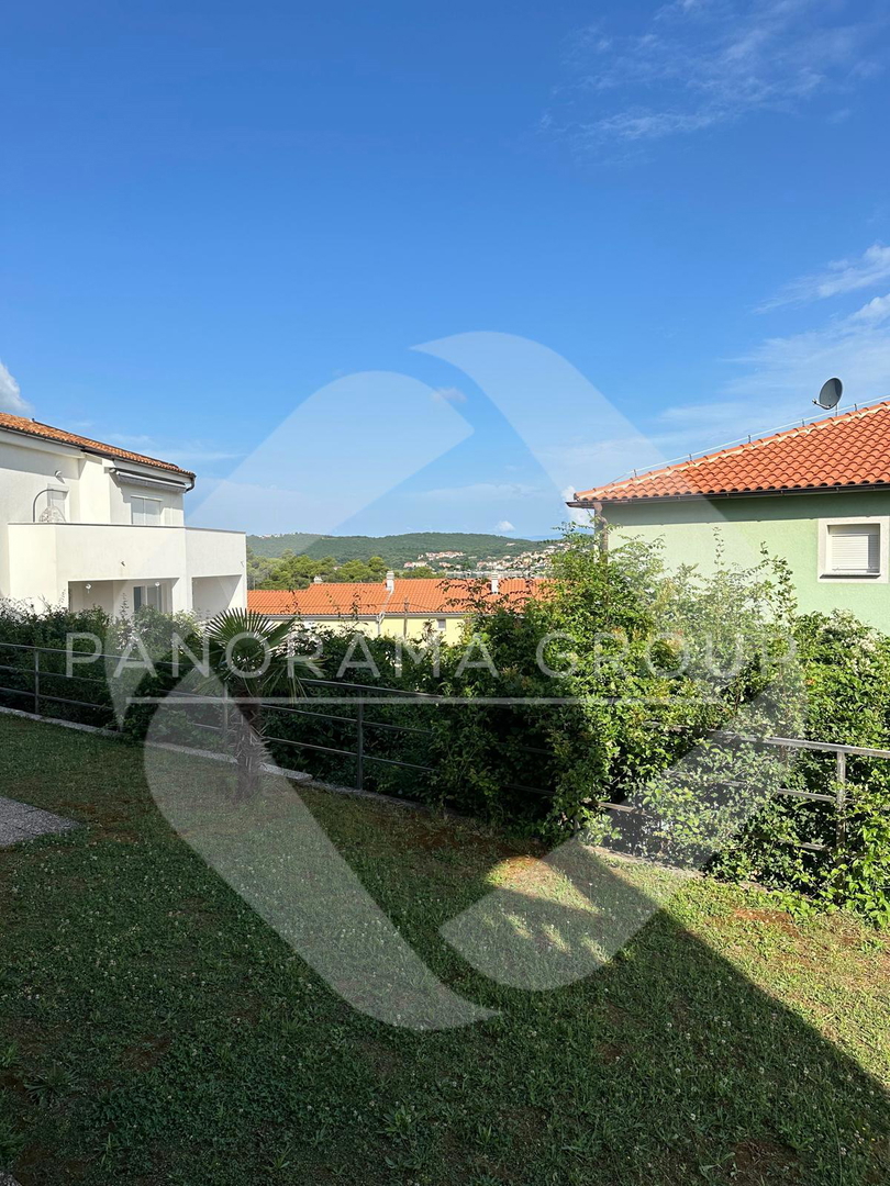 Novo, samo kod nas! Apartma z vrtom, 100 m od morja in plaže, Klimno