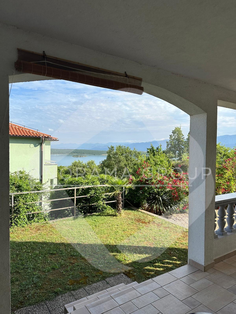 Novo, samo kod nas! Apartma z vrtom, 100 m od morja in plaže, Klimno