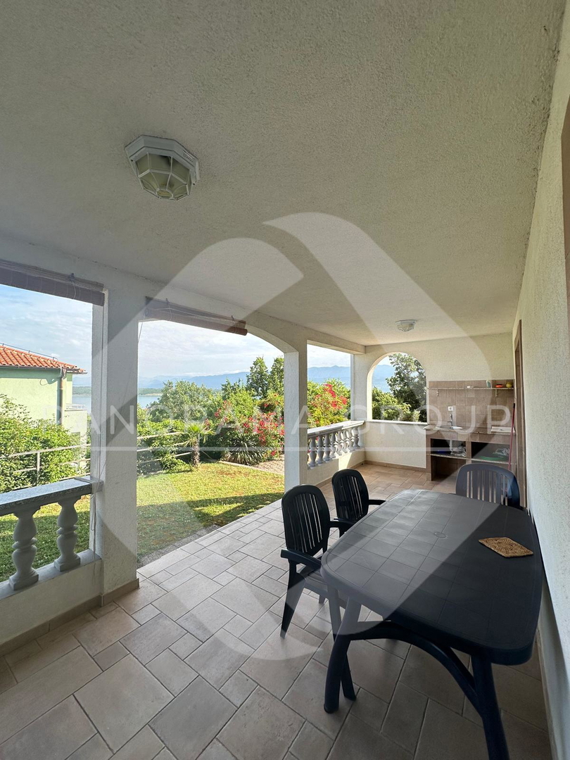 Novo, samo kod nas! Apartma z vrtom, 100 m od morja in plaže, Klimno