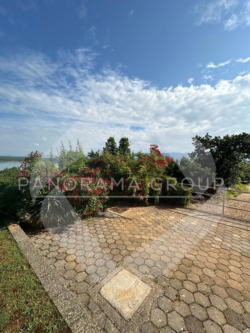 Novo, samo kod nas! Apartma z vrtom, 100 m od morja in plaže, Klimno