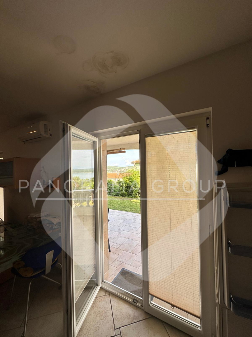 Novo, samo kod nas! Apartma z vrtom, 100 m od morja in plaže, Klimno
