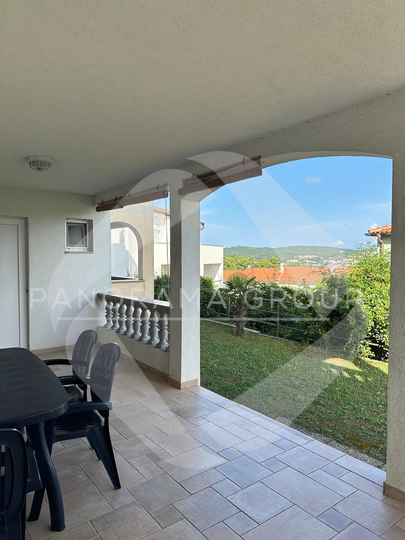 Novo, samo kod nas! Apartma z vrtom, 100 m od morja in plaže, Klimno