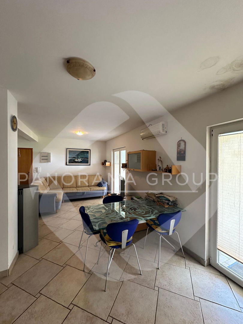Novo, samo kod nas! Apartma z vrtom, 100 m od morja in plaže, Klimno