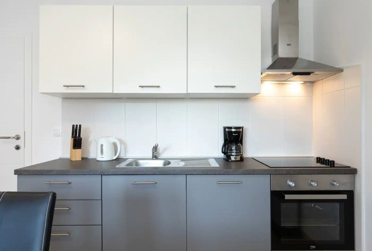 Njivice - odličen apartma s bazenom in uporabo vrta