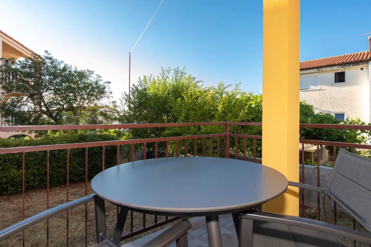 Njivice - odličen apartma s bazenom in uporabo vrta