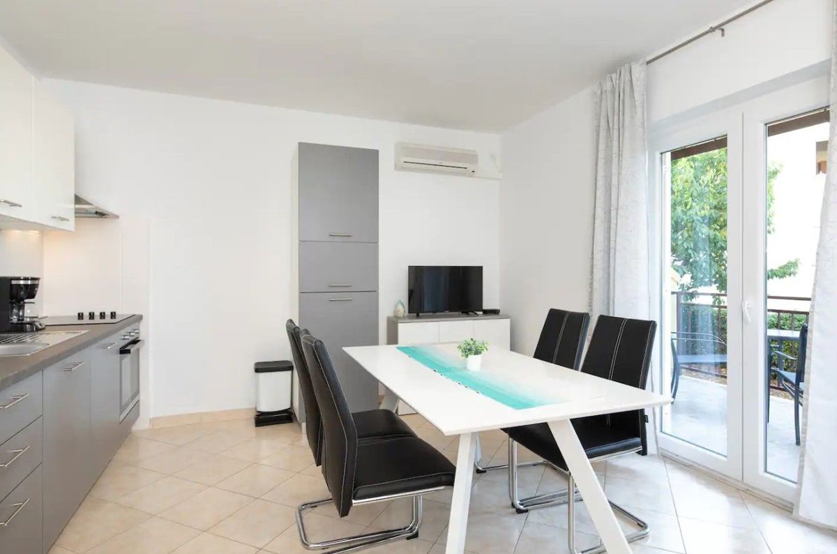 Njivice - odličen apartma s bazenom in uporabo vrta