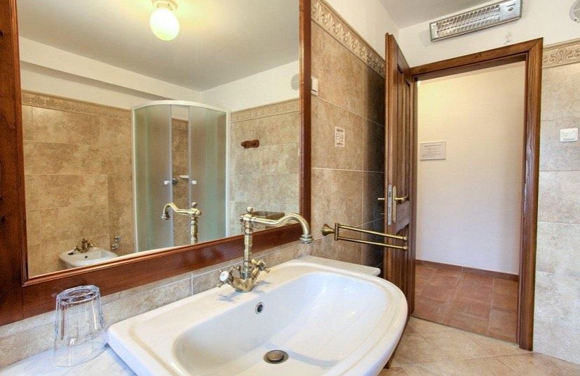 Luksuzna kamnita vila s bazenom in veliko zemljišče