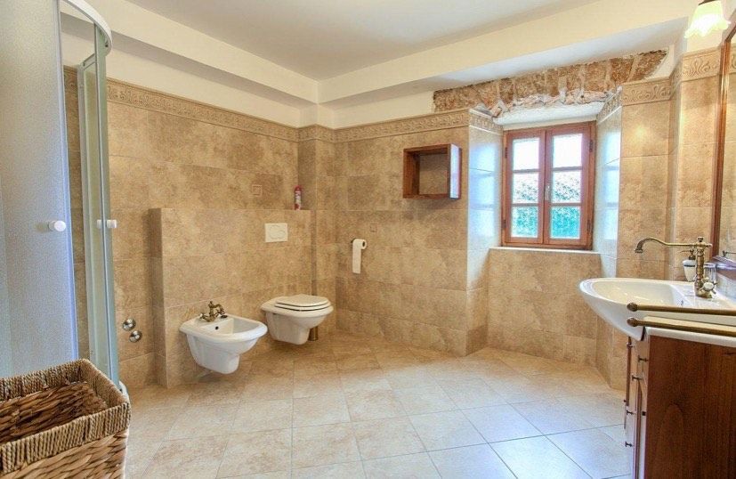 Luksuzna kamnita vila s bazenom in veliko zemljišče