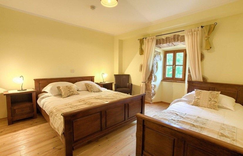 Luksuzna kamnita vila s bazenom in veliko zemljišče