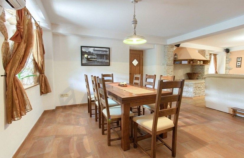 Luksuzna kamnita vila s bazenom in veliko zemljišče