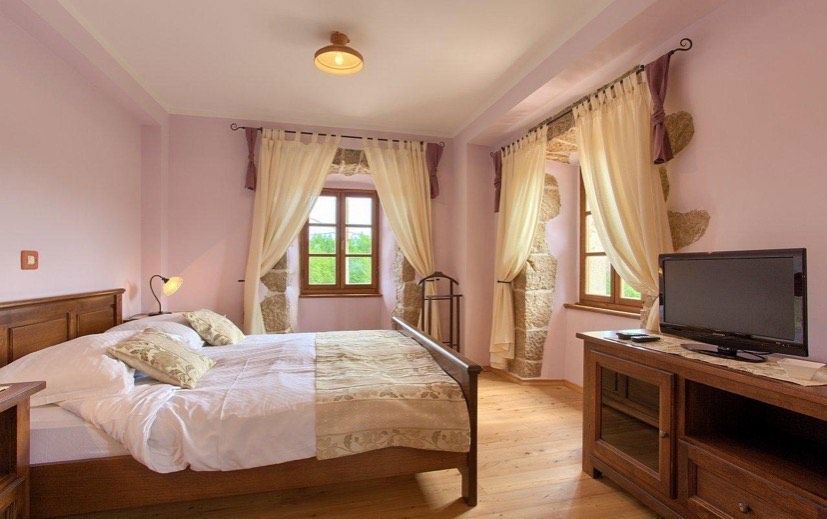 Luksuzna kamnita vila s bazenom in veliko zemljišče
