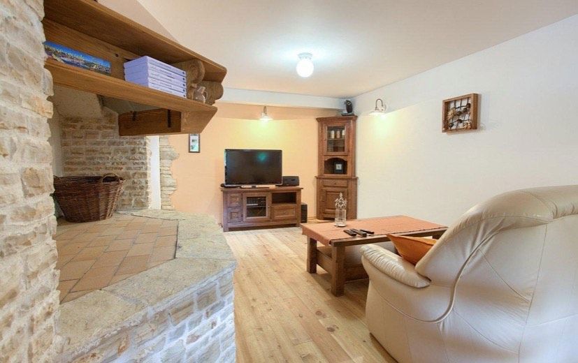 Luksuzna kamnita vila s bazenom in veliko zemljišče