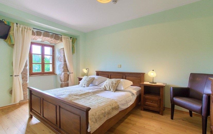 Luksuzna kamnita vila s bazenom in veliko zemljišče