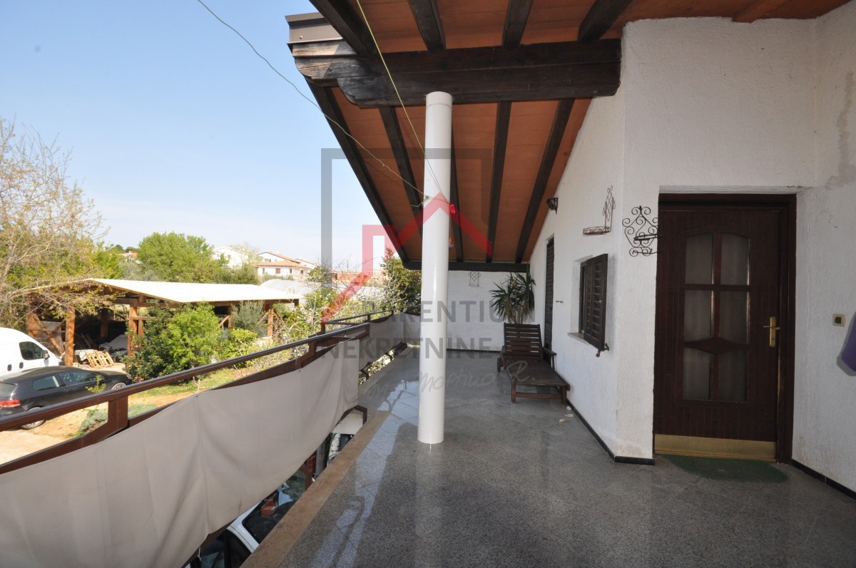 Dve hiši na parceli velikosti 2000 m2, 300 m od morja