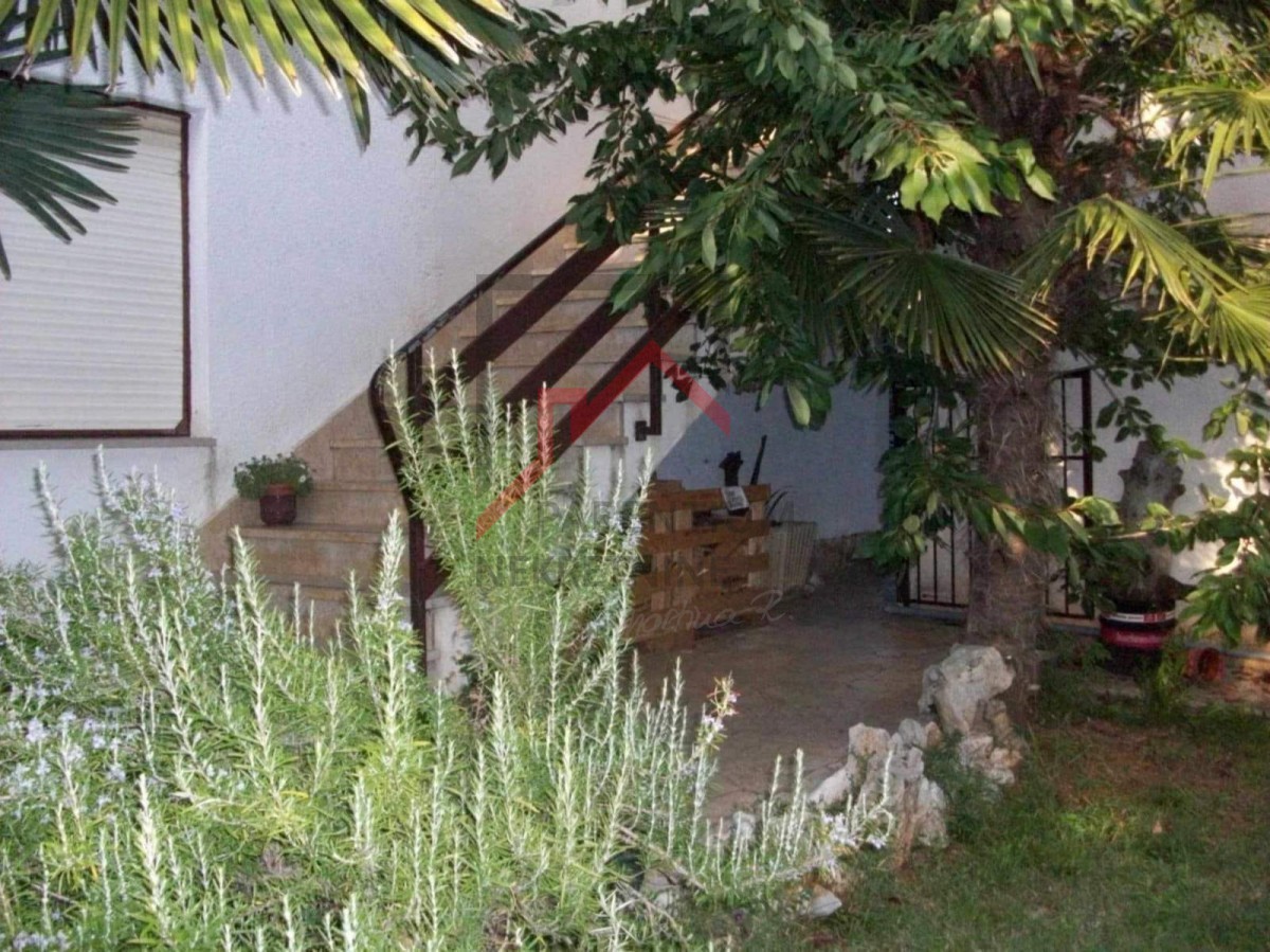 Dve hiši na parceli velikosti 2000 m2, 300 m od morja