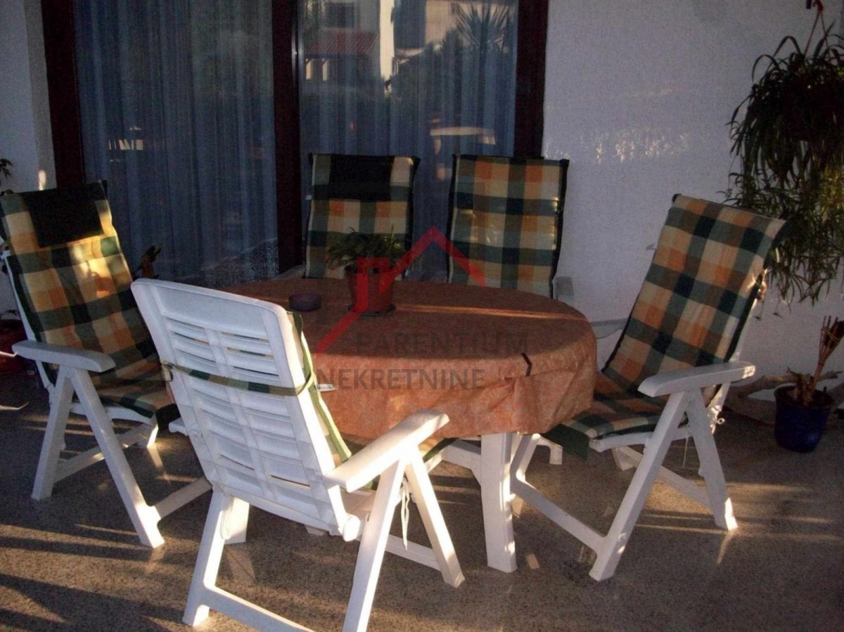 Dve hiši na parceli velikosti 2000 m2, 300 m od morja