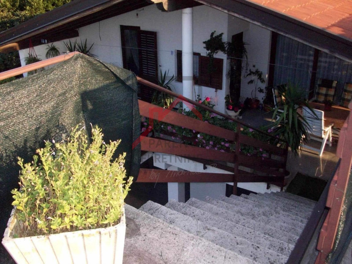 Dve hiši na parceli velikosti 2000 m2, 300 m od morja