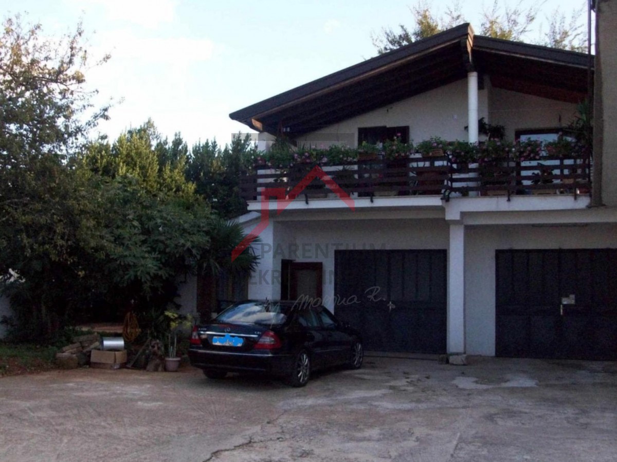 Dve hiši na parceli velikosti 2000 m2, 300 m od morja