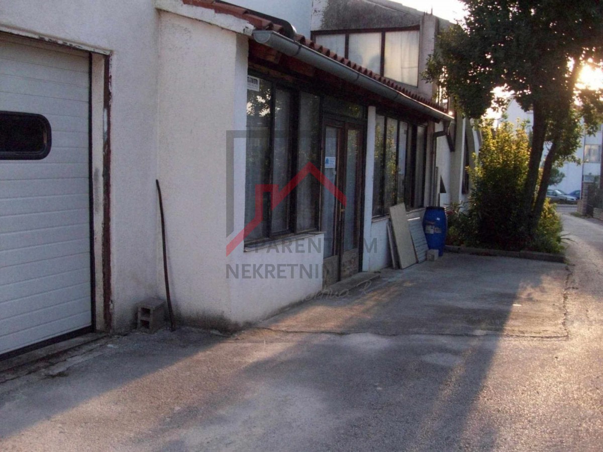 Dve hiši na parceli velikosti 2000 m2, 300 m od morja