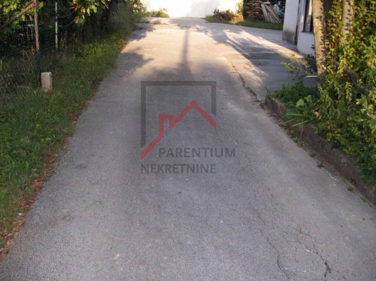 Dve hiši na parceli velikosti 2000 m2, 300 m od morja