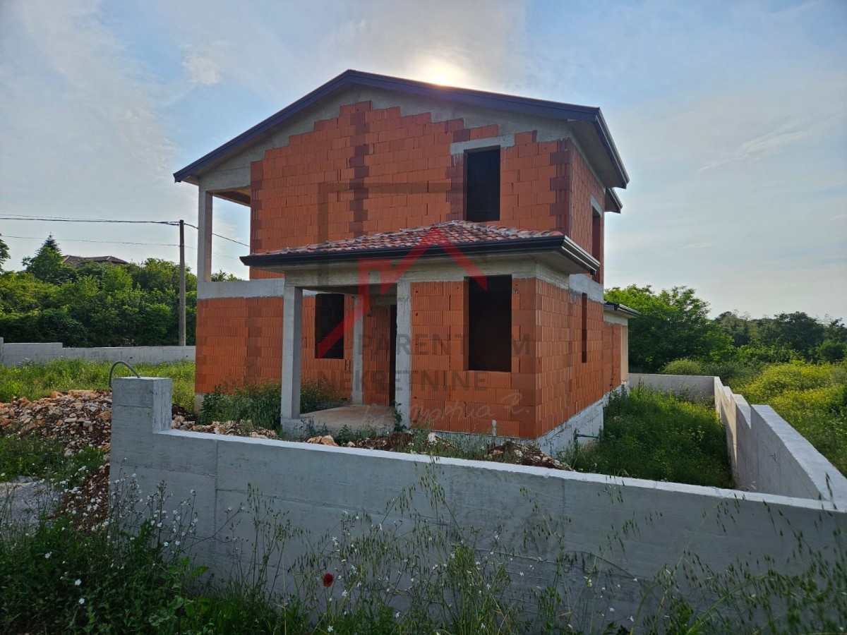 Hiša v nedokončani fazi naprodaj