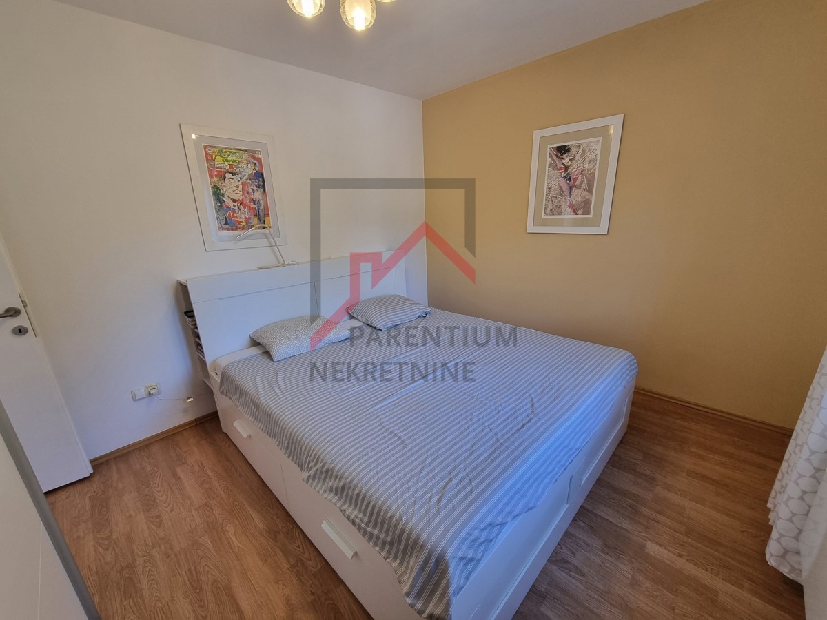 NOVIGRAD, Stanovanje v 1. nadstropju z 2 spalnicama, obdano z zelenjem