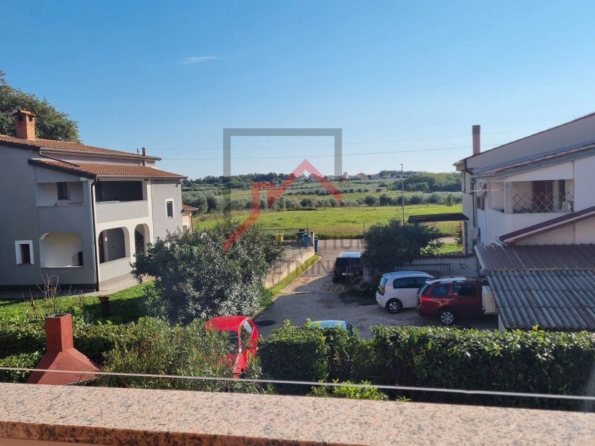 NOVIGRAD, Stanovanje v 1. nadstropju z 2 spalnicama, obdano z zelenjem