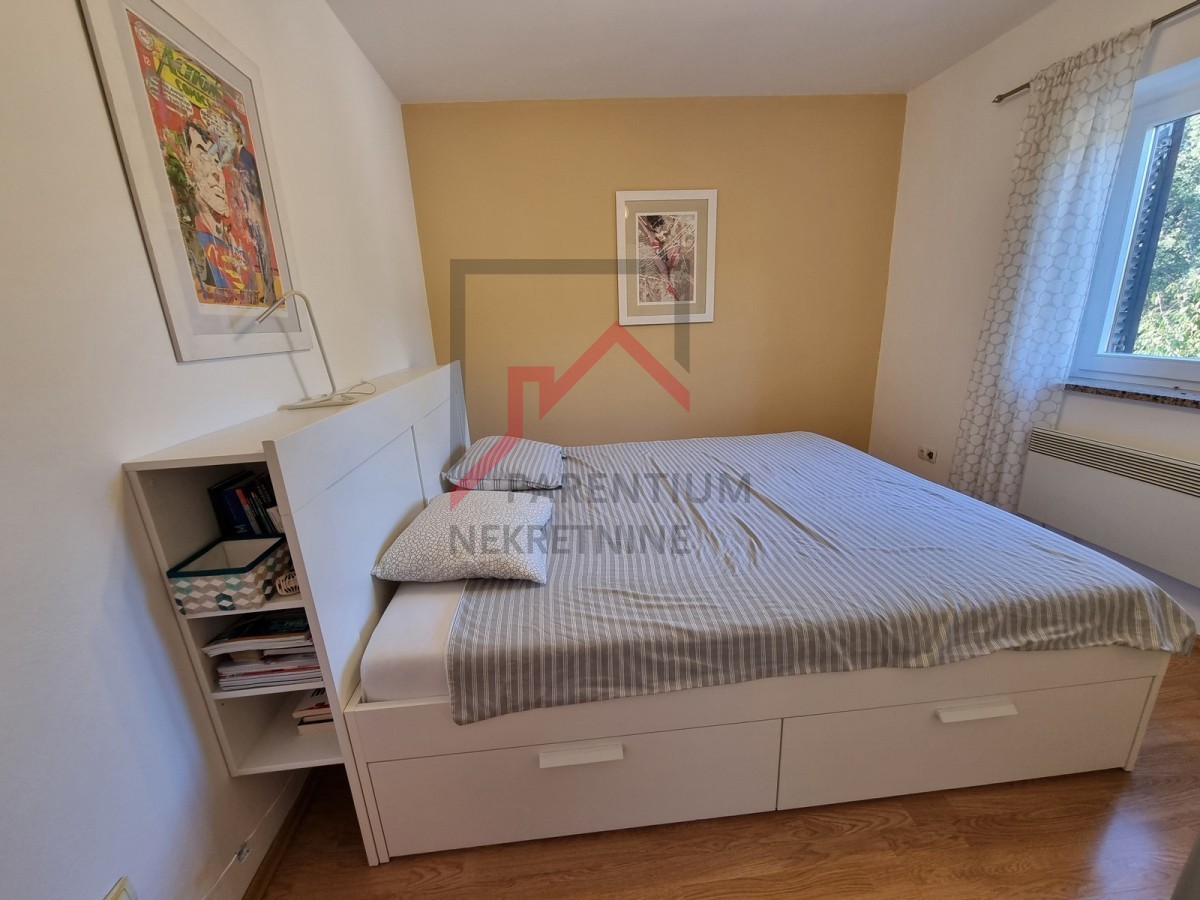 NOVIGRAD, Stanovanje v 1. nadstropju z 2 spalnicama, obdano z zelenjem