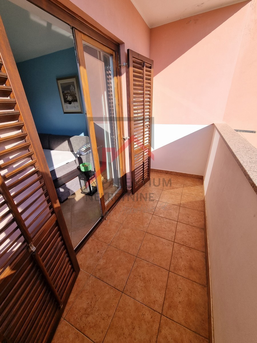 NOVIGRAD, Stanovanje v 1. nadstropju z 2 spalnicama, obdano z zelenjem