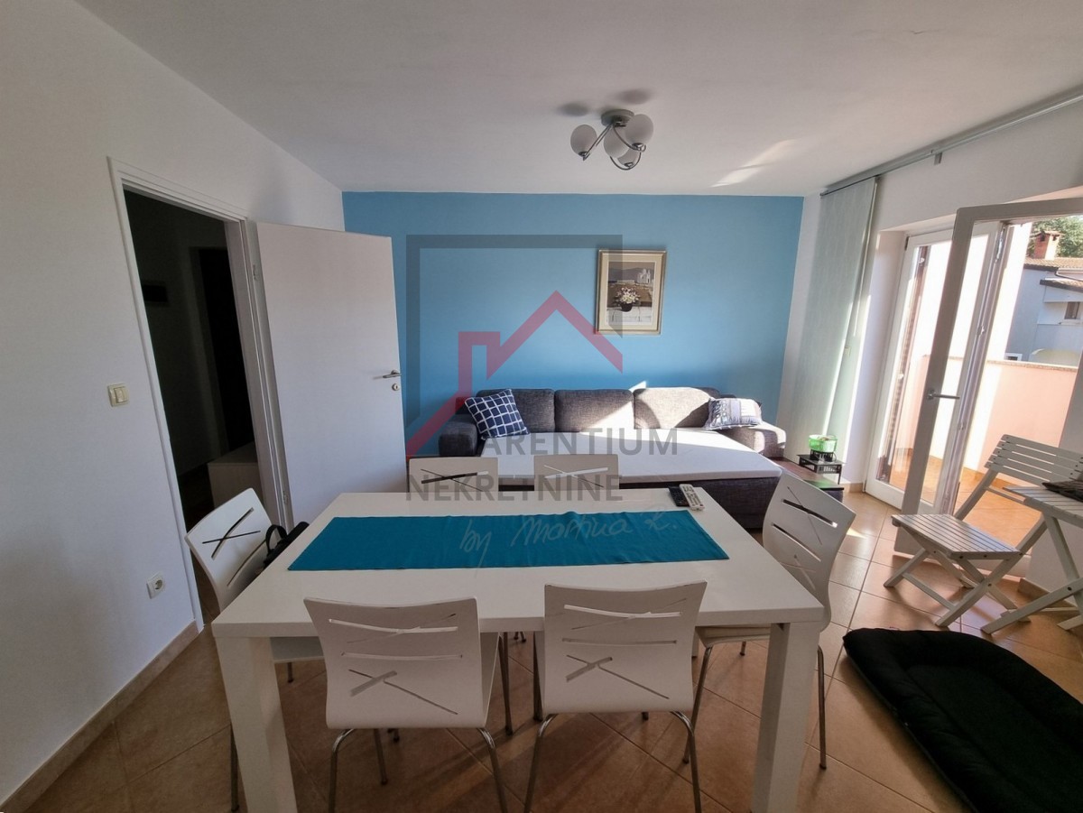 NOVIGRAD, Stanovanje v 1. nadstropju z 2 spalnicama, obdano z zelenjem