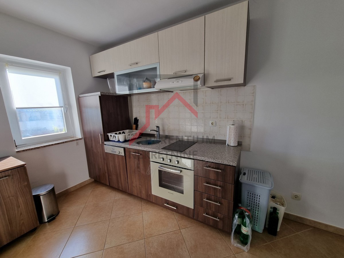 NOVIGRAD, Stanovanje v 1. nadstropju z 2 spalnicama, obdano z zelenjem