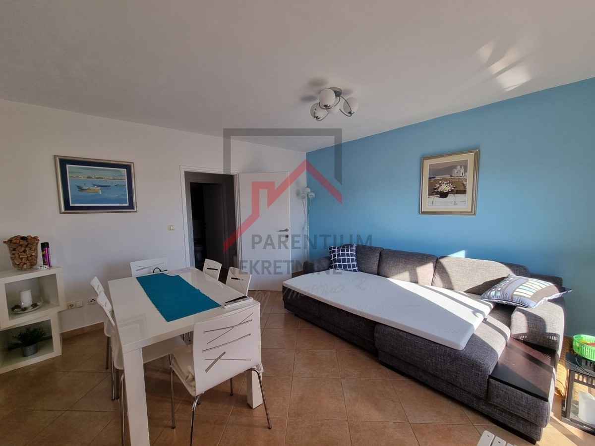 NOVIGRAD, Stanovanje v 1. nadstropju z 2 spalnicama, obdano z zelenjem