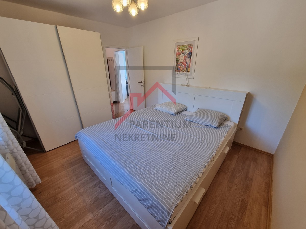 NOVIGRAD, Stanovanje v 1. nadstropju z 2 spalnicama, obdano z zelenjem