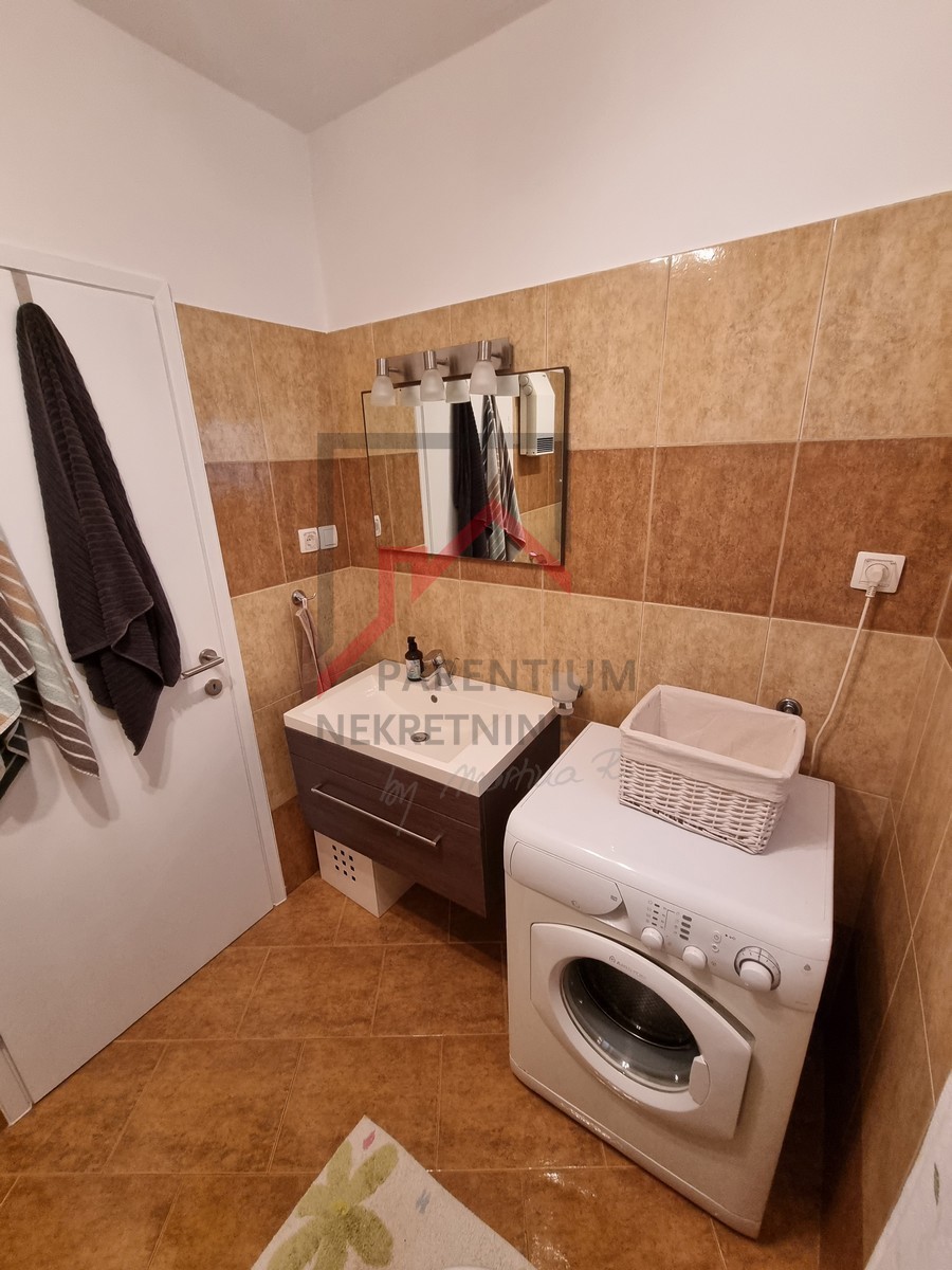 NOVIGRAD, Stanovanje v 1. nadstropju z 2 spalnicama, obdano z zelenjem