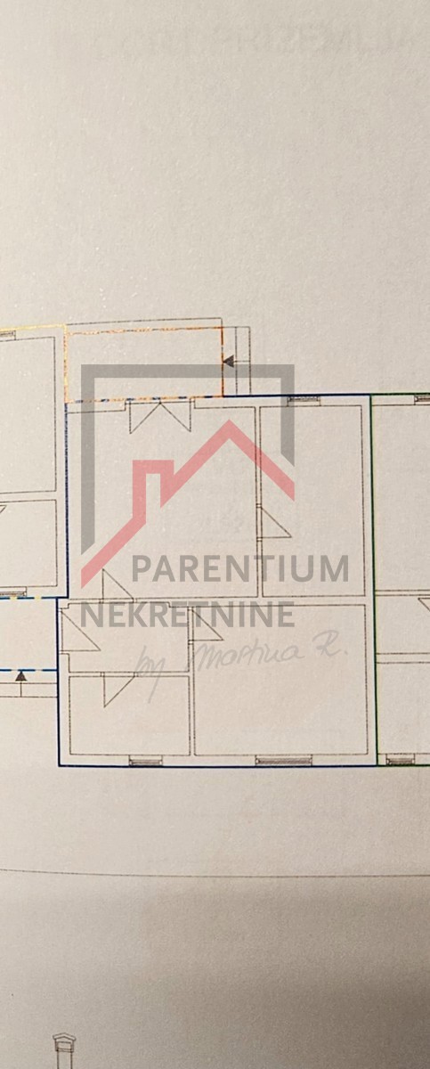NOVIGRAD, Stanovanje v 1. nadstropju z 2 spalnicama, obdano z zelenjem