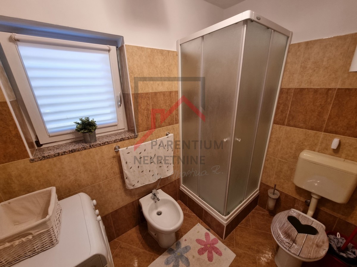 NOVIGRAD, Stanovanje v 1. nadstropju z 2 spalnicama, obdano z zelenjem