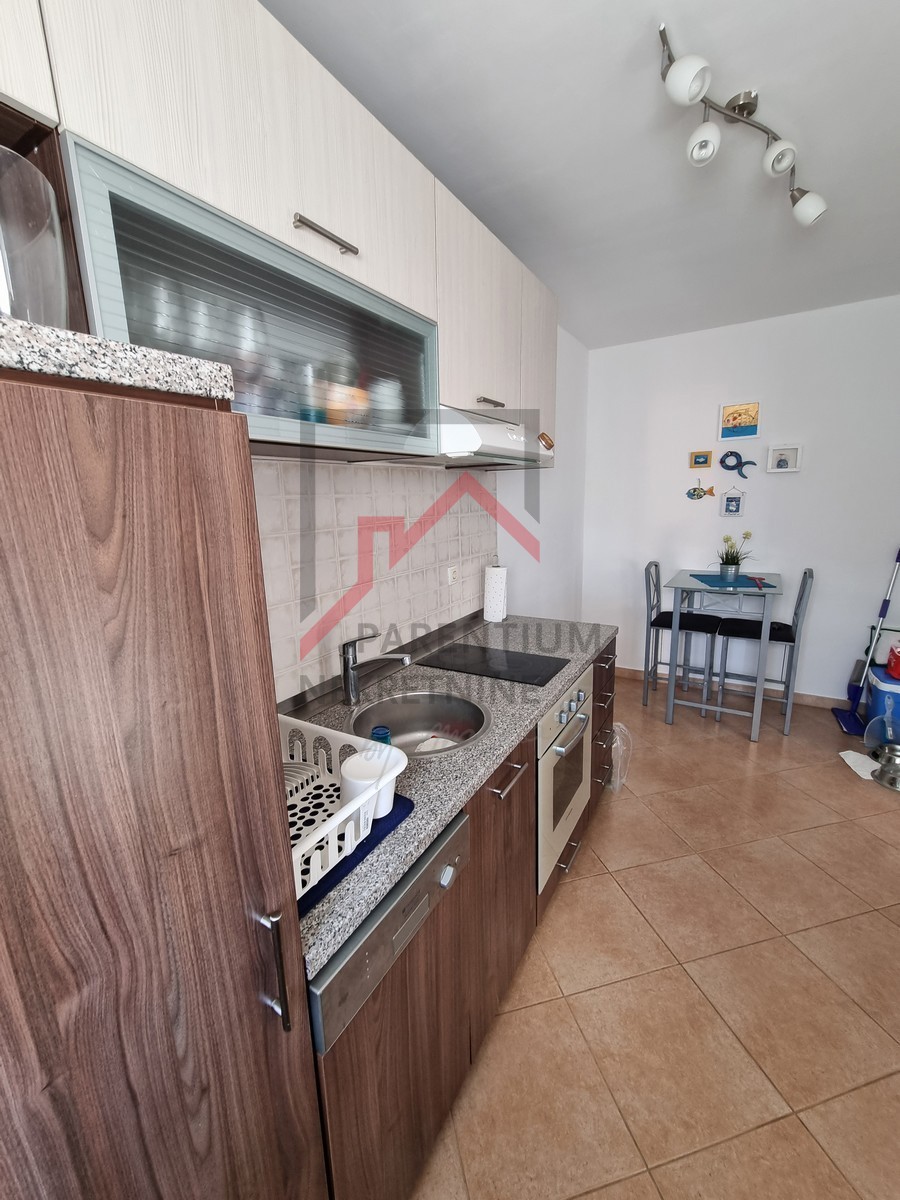 NOVIGRAD, Stanovanje v 1. nadstropju z 2 spalnicama, obdano z zelenjem