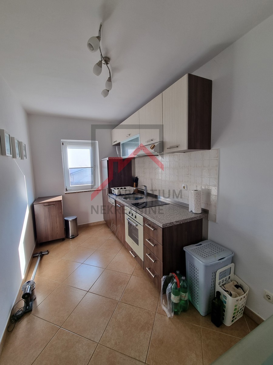 NOVIGRAD, Stanovanje v 1. nadstropju z 2 spalnicama, obdano z zelenjem